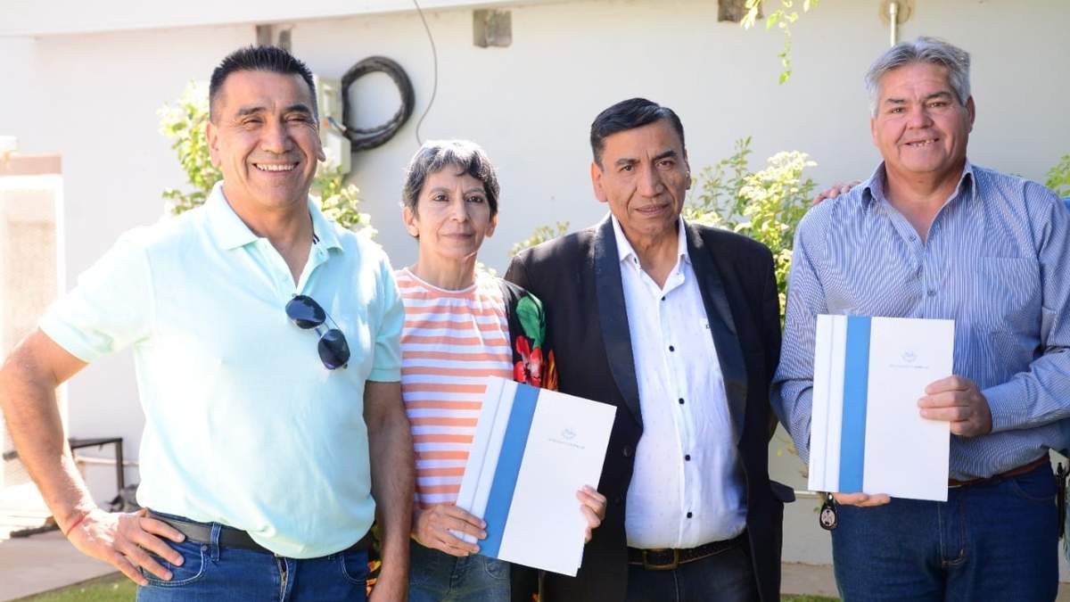 El intendente de Cutral Co, José Héctor Rioseco firmó un acuerdo con ATE para ayudar a las familias en diciembre. Fuente (Facebook)