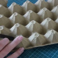 Si querés algo distinto para decorar en Navidad, no tires los maples de huevos: así de linda te quedará esta guirnalda