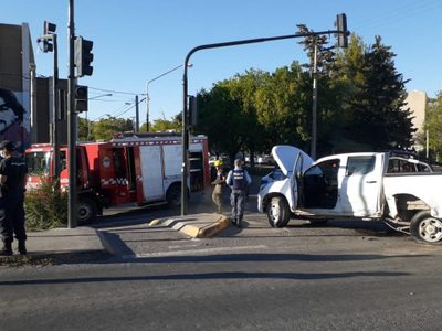 Fuerte colisión entre dos vehículos en Neuquén