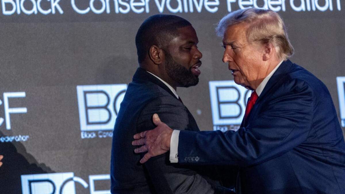 El expresidente Donald Trump saluda al representante republicano Byron Donalds, izquierda, tras hablar en la Gala Anual de Honores BCF de la Federación Conservadora Negra en el Centro de Convenciones Metropolitano de Columbia