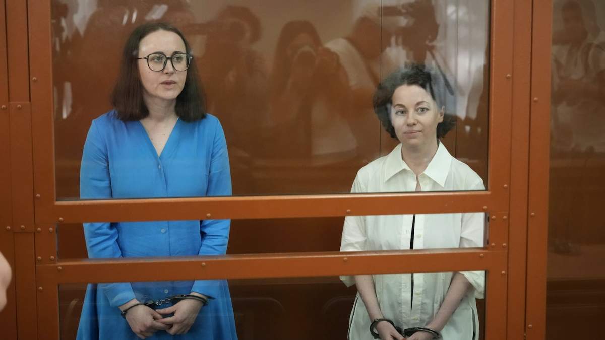 Svetlana Petriychuky Zhenya Berkovich en una jaula de vidrio previo a una audiencia en un tribunal de Moscú