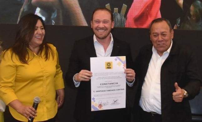 Santiago Taboada en el acto en que recibió la constancia como candidato del PRD