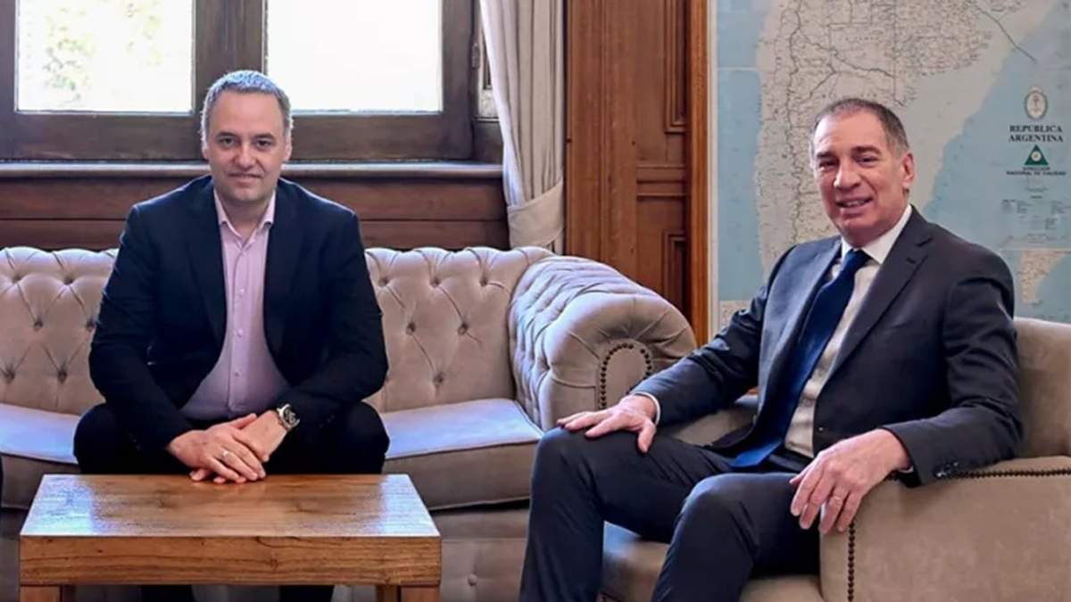 Manuel Adorni y Diego Santilli
