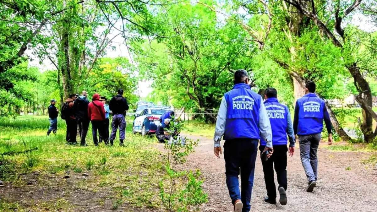 La policía trabaja en el lugard donde hallaron el cuerpo sin vida de un mochilero en. Fuente: (Cecilia Maletti)