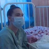 Médicos cubanos logran extirpar un tumor del pecho a una bebé de 49 días