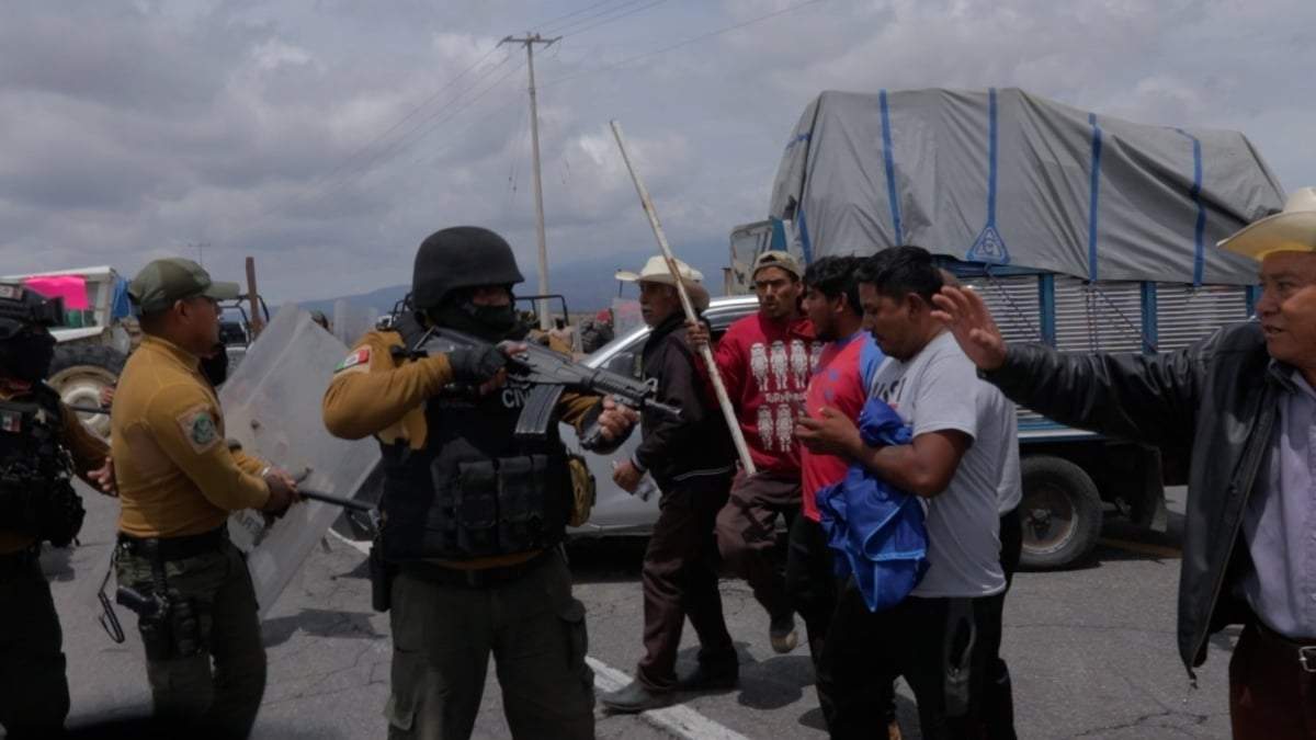 Policías estatales enfrentan a campesinos en Perote, Veracruz