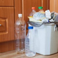 Sin usar químicos: el truco efectivo de las abuelas para que el tacho de basura nunca huela mal