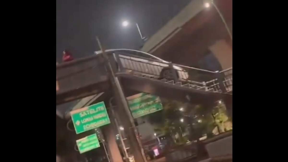 El auto quedó atorado al intentar bajar del puente