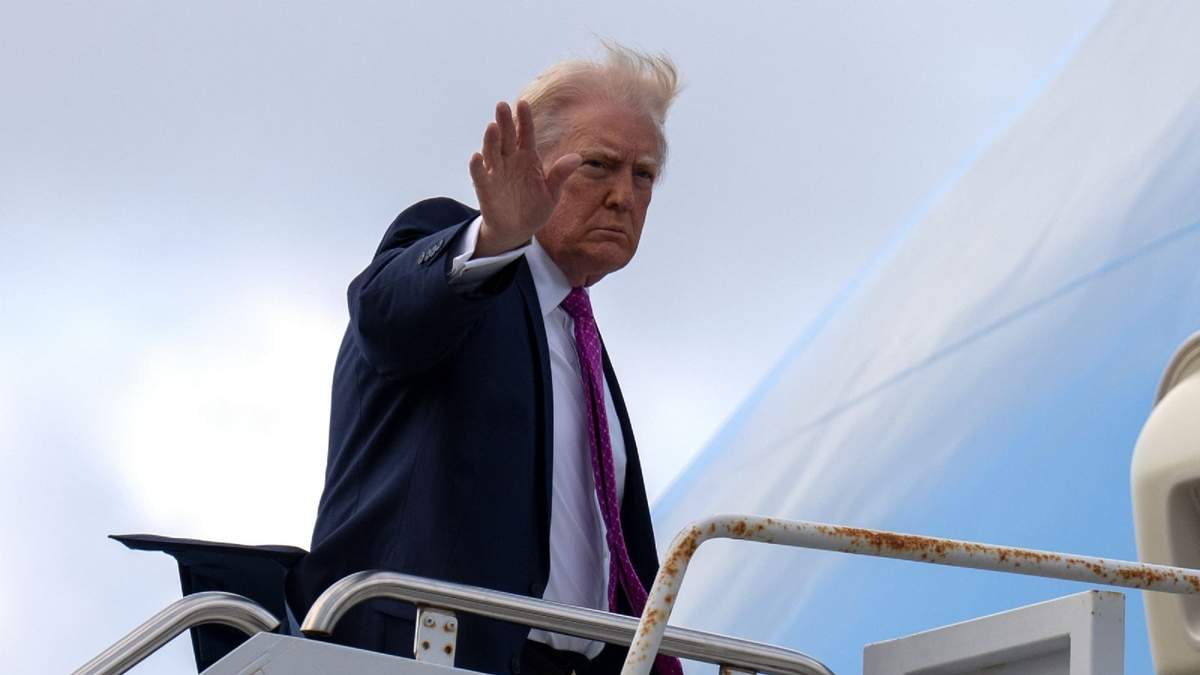 El presidente Donald Trump aborda el avión presidencial, el domingo