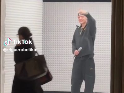 Peso Pluma canta en una calle de Madrid y nadie le hace caso (Video)