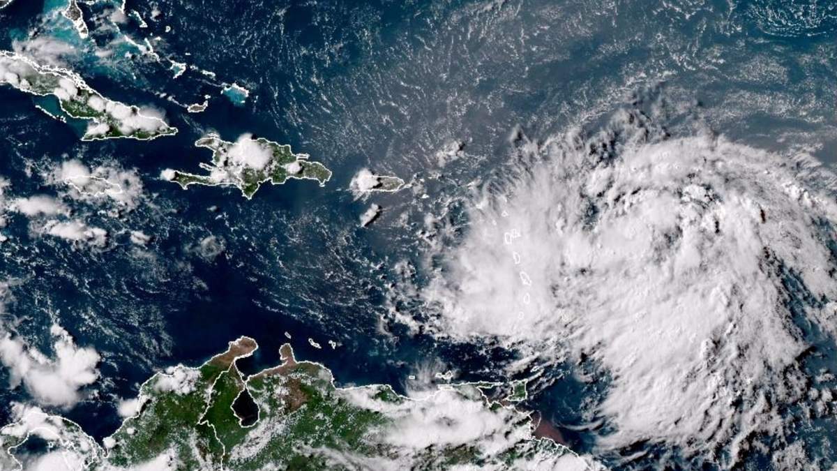 La tormenta tropical Ernesto sobre el océano Atlántico y moviéndose en dirección oeste-noroeste hacia las Antillas Menores