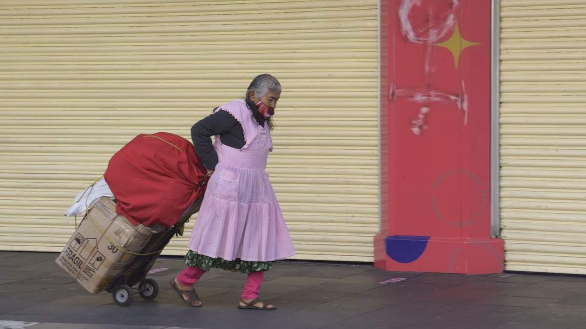 Una mujer carga su mercancía