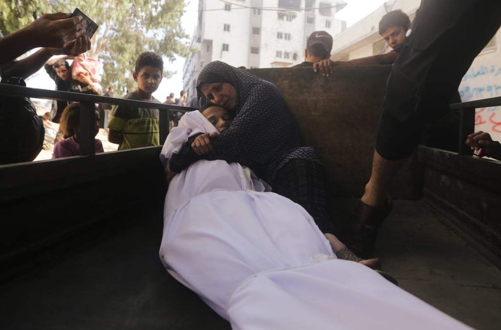 Palestinos lloran a sus familiares muertos en un ataque del ejército israelí contra el Hospital Shifa de la ciudad de Gaza, tras la entrada en vigor del alto al fuego, el miércoles 29 de octubre de 2025
