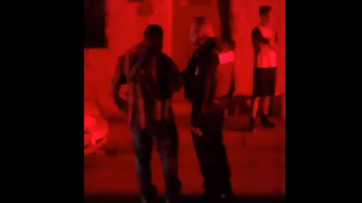 El reportero y el policía fueron grabados por una vecina del lugar