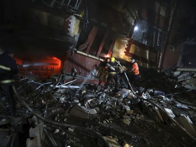 Israel arrasa vecindarios enteros en la sitiada Gaza, que enfrenta un apagón inminente