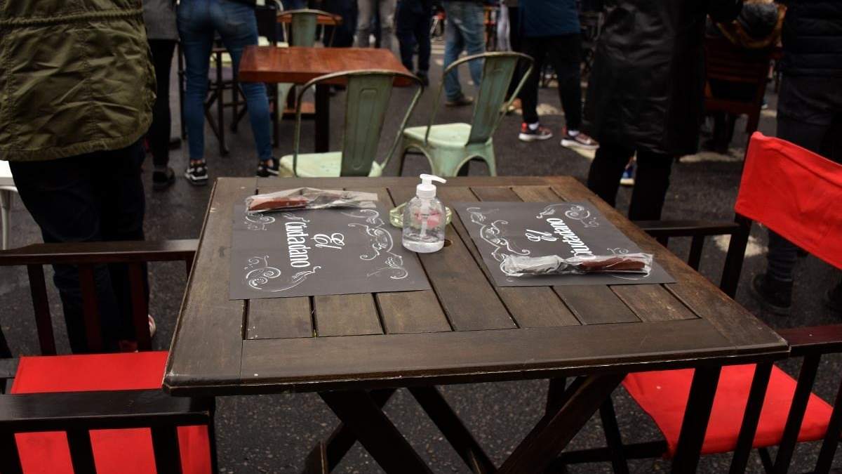 A cielo abierto arman un restaurante para protestar. Fuente: (Twiter)