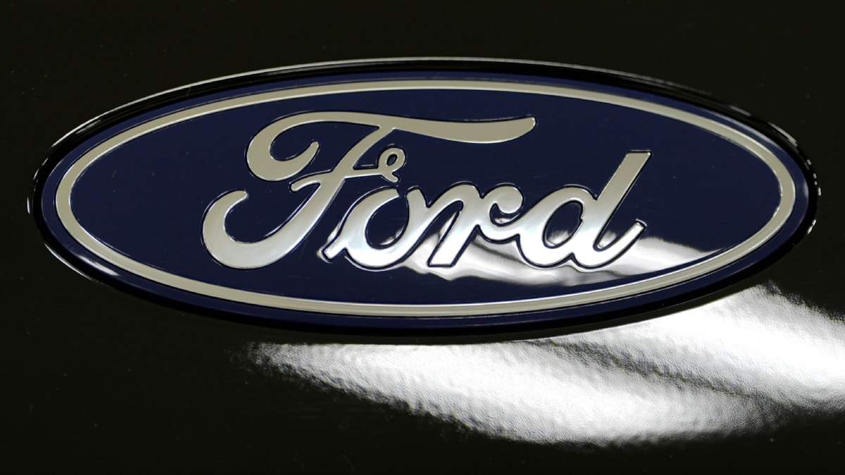 El logo de Ford en un 2025 Ford Expedition