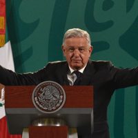 Me quedan seis años de gobierno... porque trabajo el doble: AMLO