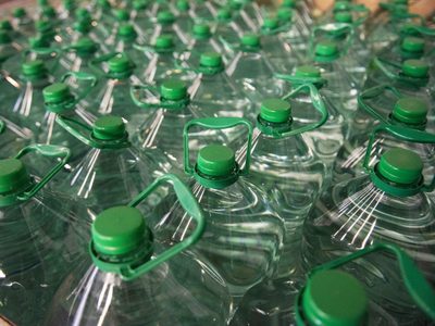 Nunca más tires los bidones de agua vacíos: creá esto tan útil para decorar y ordenar tu baño