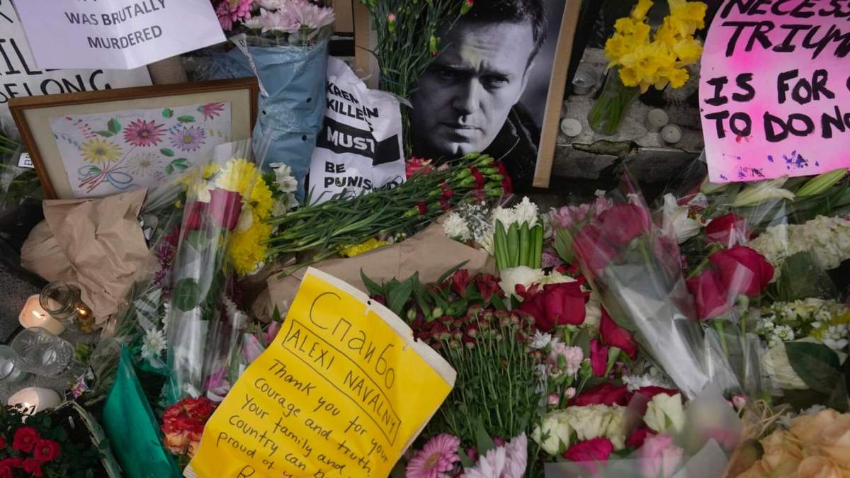 Flores y fotos colocadas frente a la embajada rusa en Londres para conmemorar la muerte de Alexei Navalny