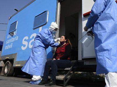 Coronavirus: después de superar los 2 millones, bajaron los contagios en Argentina
