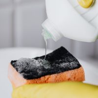 El facilísimo truco de la abuela para desinfectar la esponja para lavar platos y dejarla impecable