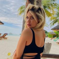 De costado y frente al espejo: Wanda Nara y una postal que le hace frente al frío