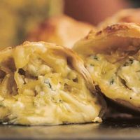 Canastitas con cebolla caramelizada, queso y cebolla de verdeo: para una cena exprés y súper rica