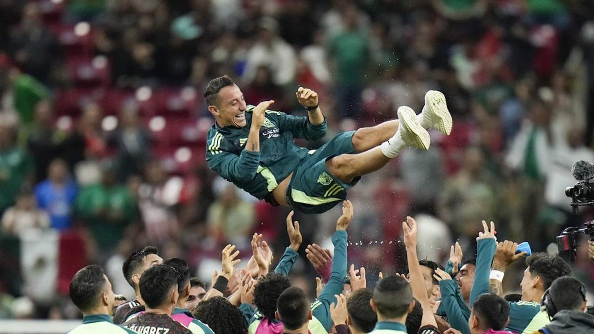 Andrés Guardado de México es lanzado al aire por sus compañeros de equipo después del partido