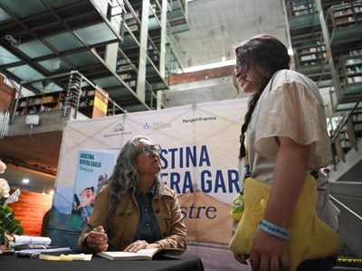 La Pulitzer mexicana Cristina Rivera Garza convoca a más de 300 en firma de autógrafos