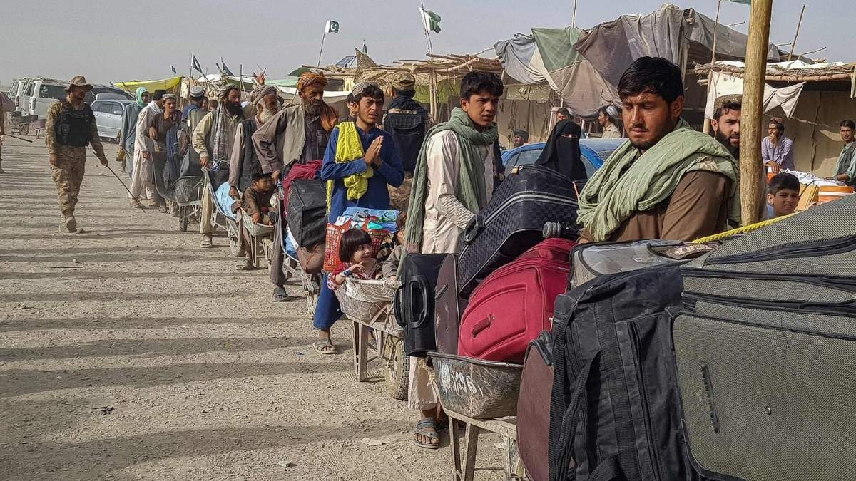 Ciudadanos afganos hacen fila para entrar a Pakistán. Fuente: (Twitter)