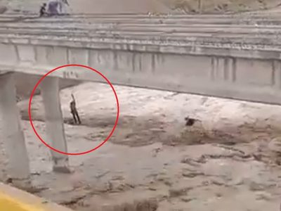 El agua arrastró una retroexcavadora en un puente de la ruta 40 y casi se lleva a un hombre
