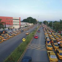 Taxistas paralizan actividades del gobierno en Oaxaca; exigen retiro de unidades piratas