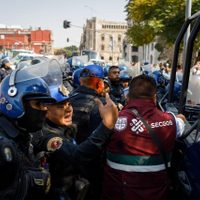 Ambulantes y policías se enfrentan por operativo para retirar puestos semifijos no autorizados