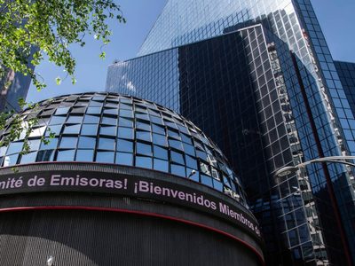 El peso perdió terreno ante el dólar y la BMV rompió racha negativa