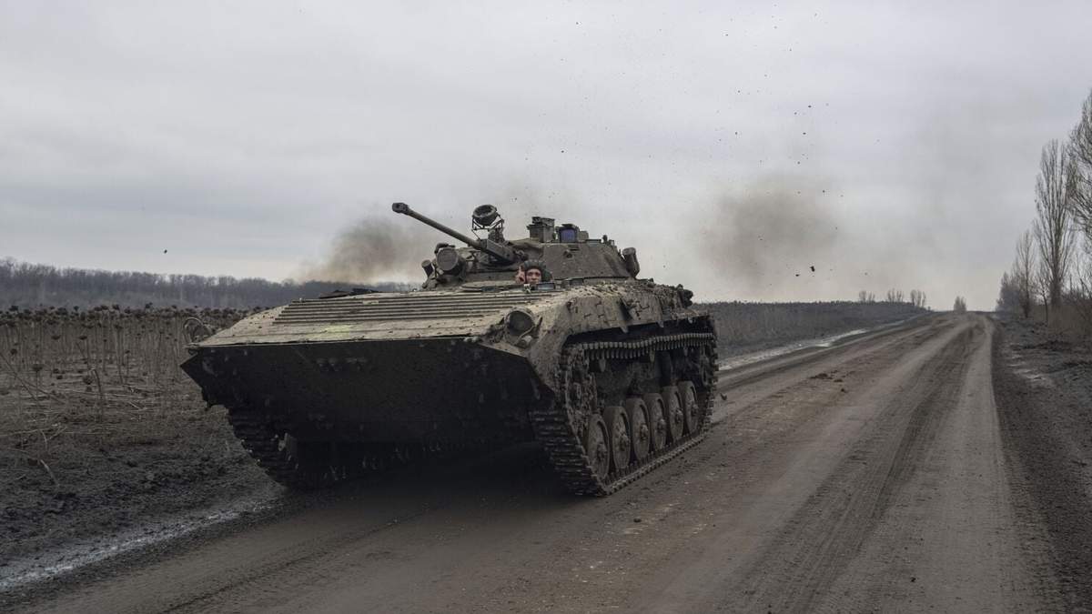 Un soldado ucraniano conduce un tanque hacia posiciones de primera línea cerca de Bájmut, Ucrania