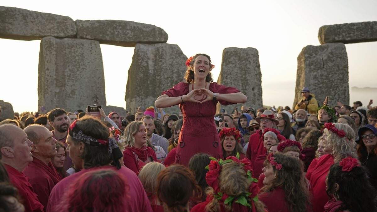 Gente reunida en el antiguo círculo de piedra de Stonehenge para celebrar el Solsticio de Verano, el día más largo del año, cerca de Salisbury, Inglaterra