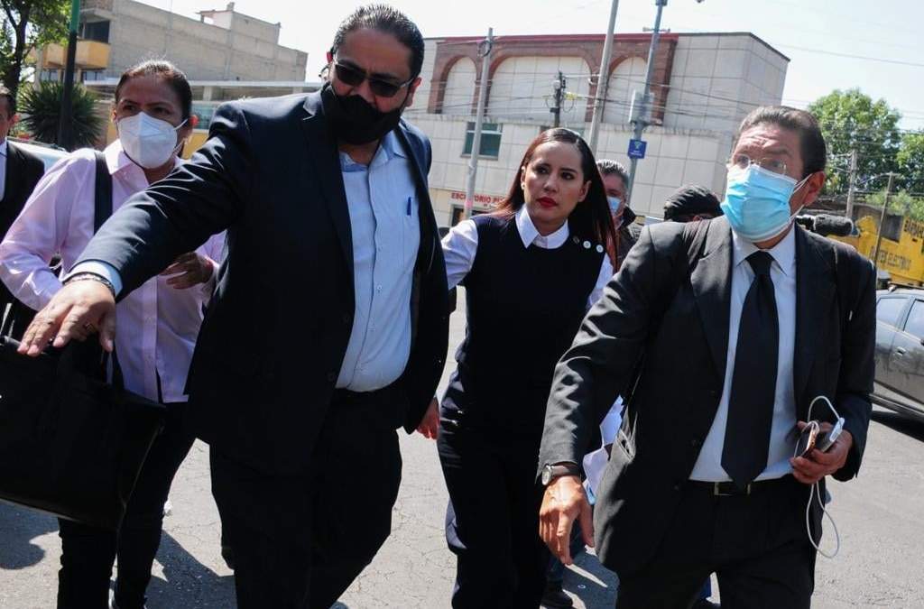 Sandra Cuevas, acompañada de escoltas, se presentó al juzgado