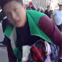 Trabajadores de la CDMX 'decomisan” y destruyen mercancía de vendedores indígenas (VIDEO)
