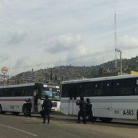 Normalistas en Oaxaca retienen autobuses para exigir plazas