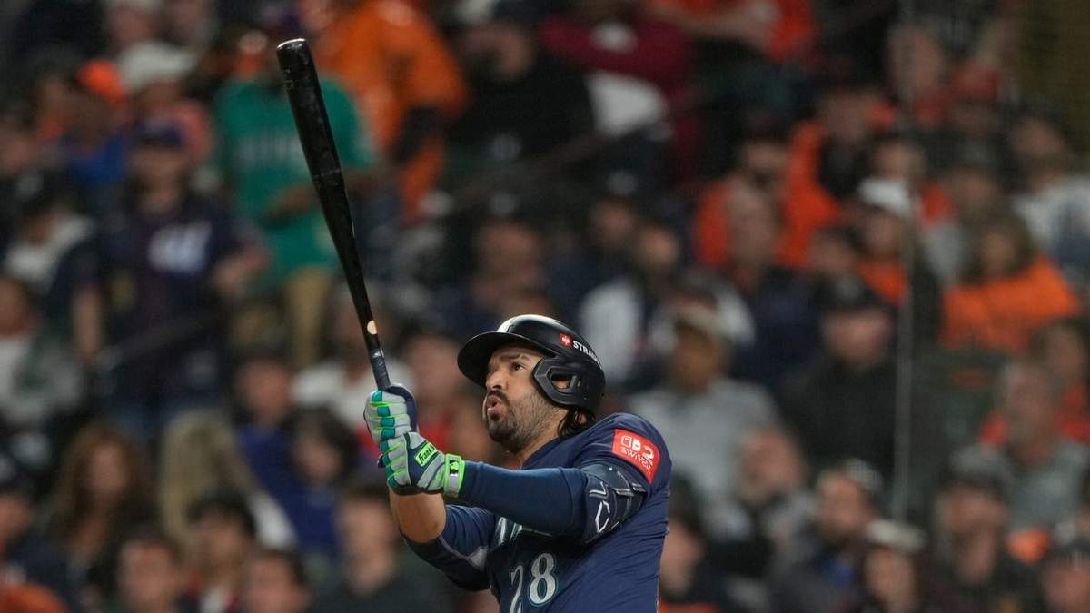 Eugenio Suárez de los Marineros de Seattle luego de batear un jonrón ante los Tigres de Detroit