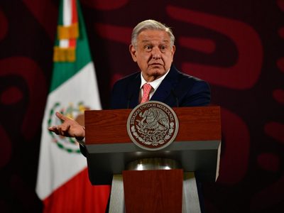 López Dóriga criticándome porque le di un beso a un señor vestido de mujer: AMLO