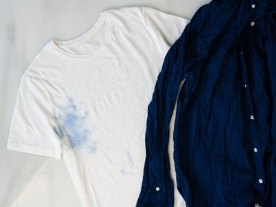 El truco de la abuela para quitar definitivamente las manchas de la ropa teñida con otra prenda