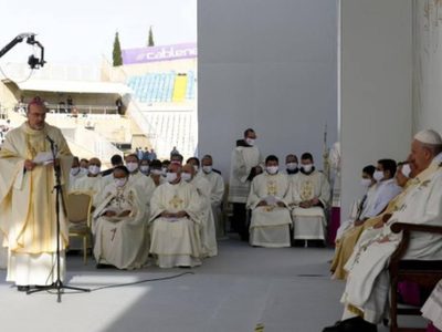 Arrestan a un hombre con un cuchillo en el estadio de Nicosia antes de la misa del Papa en Chipre