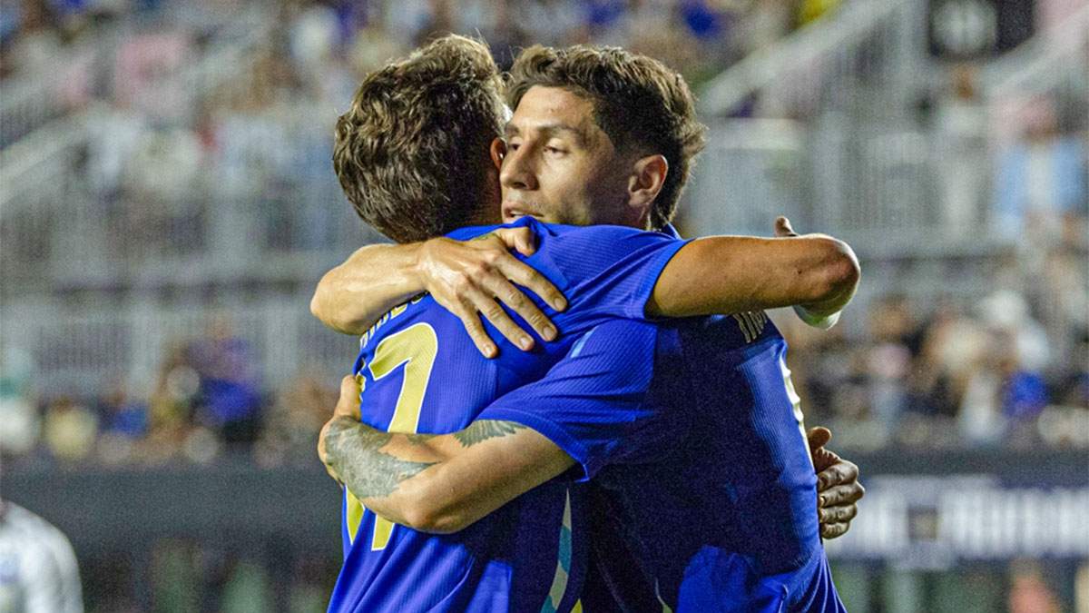 Cachete Montiel se abraza con Gio Simeone. "Somos todos Montiel" anotó el segundo.