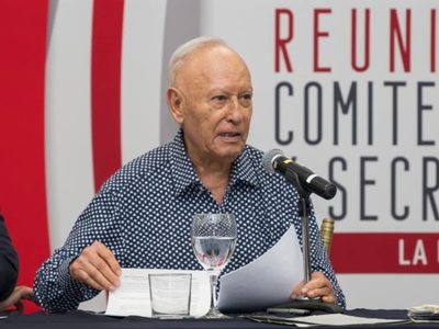 Tras meses desaparecido, Víctor Fuentes del Villar se presenta en congreso del SUTERM