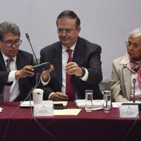 En plenaria, Ebrard presume logros en SRE y cuestiona a Ken Salazar sobre tráfico ilegal de armas