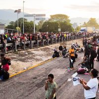 Miles de migrantes bloquearon una carretera en Chiapas y exigen salvoconductos en su camino a EU