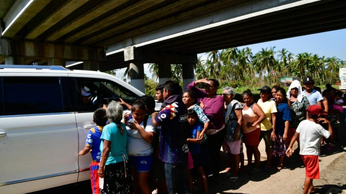 Habitantes de los poblados El Metlapil y el Playón de San Isidro Gallinero en la zona rural de Acapulco piden comida y agua en el libramiento de la caseta de La Venta hacia Acapulco Diamante