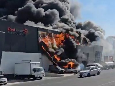 Arde nave que almacenaba unicel y plástico en Querétaro (Video)